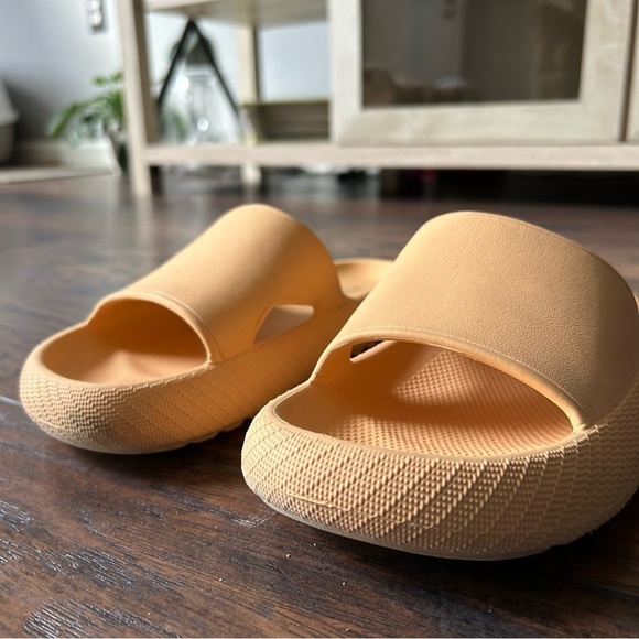Old Navy, Men, Slides - Picture 1 of 11